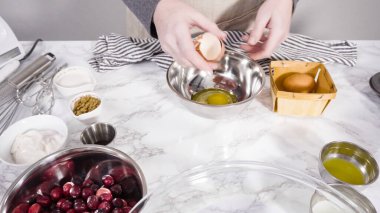 Adım adım. Kızılcık keki pişirmek için karışımı karıştırıyorum..