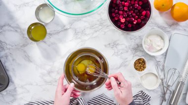 Düz yatıyordu. Adım adım. Kızılcık keki pişirmek için karışımı karıştırıyorum..