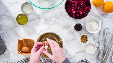 Düz yatıyordu. Adım adım. Kızılcık keki pişirmek için karışımı karıştırıyorum..