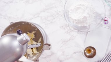 Düz yatıyordu. Adım adım. Krem peynirli krema hazırlamak için mutfak mikserinin malzemelerini karıştırıyorum..