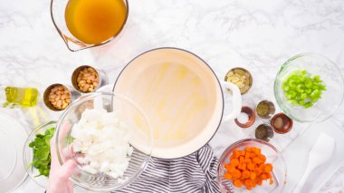 Dökme demir Hollanda fırınında vejetaryen beyaz fasulye çorbası pişirmek.