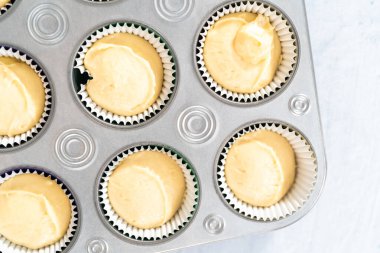 Mardi Gras vanilyalı kek pişirmek için folyolu kek dilimli vanilyalı kek hamuru..