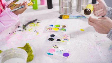 Boş tuvalet kağıdı rulolarından kağıt hataları yapmak