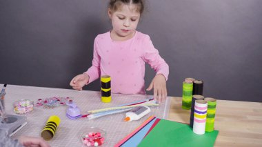 Çocuk kâğıtları. Boş tuvalet kağıdı rulolarından ve inşaat kağıdından kağıt hataları yapmak.