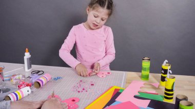 Çocuk kâğıtları. Boş tuvalet kağıdı rulolarından ve inşaat kağıdından kağıt hataları yapmak.