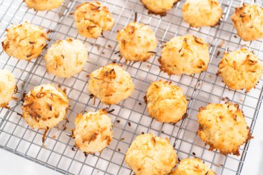 Mutfakta yeni pişmiş hindistan cevizli kurabiyeler kurutuluyor..