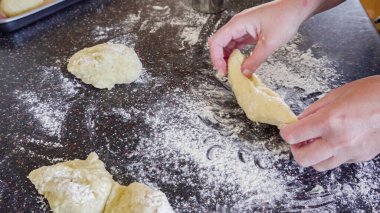 Adım adım. Konut mutfağında ekşi ekmek pişirmek.