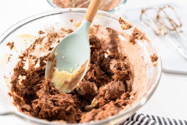 Çikolatalı kurabiye pişirmek için karışımı bir bardakta karıştırıyorum..