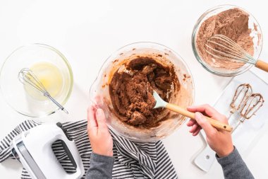 Düz yatıyordu. Çikolatalı kurabiye pişirmek için karışımı bir bardakta karıştırıyorum..