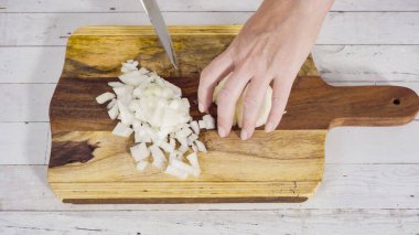 Tahtada organik sarı soğan doğruyorum..