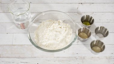 Çok amaçlı undan ev yapımı pizza hamuru hazırlıyorum..