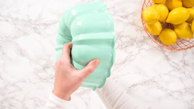 Düz yatıyordu. Adım adım. Bitkisel kısaltmalı ve beyaz un serpiştirilmiş yağlı kek tavası..