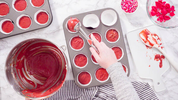 Плоский лежал. Шаг за шагом. Сбор кексовое тесто в фольгу кексы чашки, чтобы испечь красный бархатный кексы.