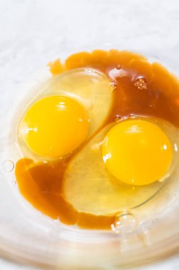 Hindistancevizli muzlu krep hazırlamak için cam karıştırma kabında malzemeleri karıştırıyorum..