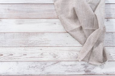 Düz yatıyordu. Beyaz ahşap bir masada doğal renkte keten bir peçete katlıyorum..