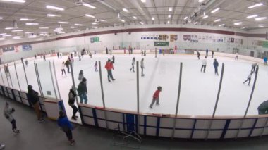 Denver, Colorado, ABD-12 Ocak 2020 - İç buz pateni pistinde halka açık buz pateni oturumu.