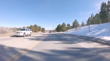 Denver, Colorado, ABD-12 Ocak 2020 - Amerika 'nın banliyölerinde tipik asfalt yollarda sürüş.