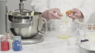 Beyaz arkaplanda kremalı pasta yapmak.