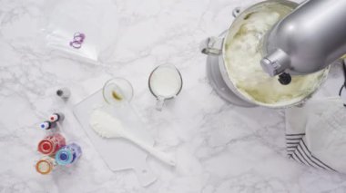 Beyaz arkaplanda kremalı pasta yapmak.