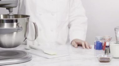 Beyaz arkaplanda kremalı pasta yapmak.