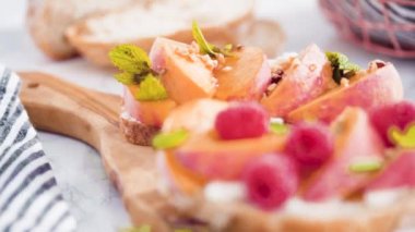 Organik şeftali ve böğürtlenli ricotta tostu yapıyorum..