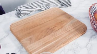 Organik şeftali ve böğürtlenli ricotta tostu yapıyorum..