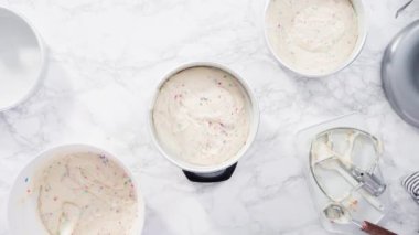 Beyaz arkaplanda kremalı pasta yapmak.