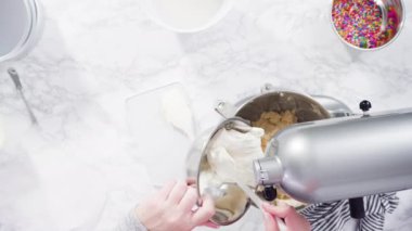 Beyaz arkaplanda kremalı pasta yapmak.