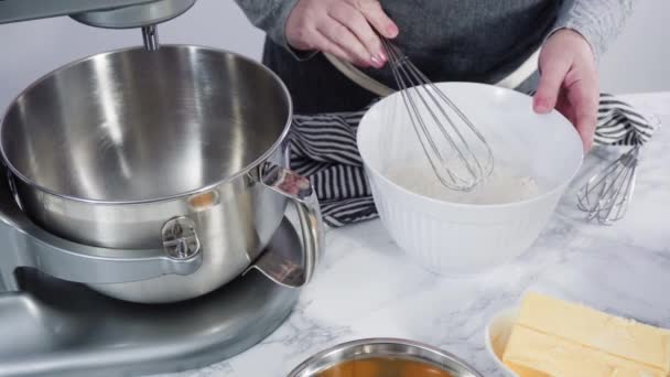 Zutaten Mischen Schokolade Himbeer Cupcakes Backen — Stockvideo