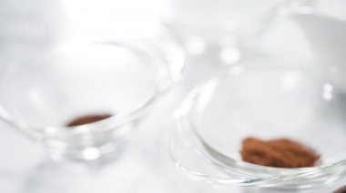 Çikolatalı ahududu kekleri pişirmek için malzemeler karıştırıyorum..