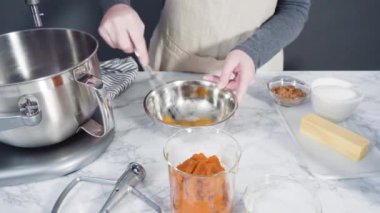 Çikolatalı ahududu kekleri pişirmek için malzemeler karıştırıyorum..