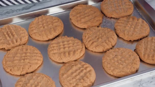 Biscoitos Manteiga Amendoim Recém Assados Uma Assadeira — Vídeo de Stock