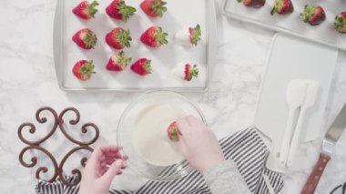 organik çilek ve eritilmiş çikolatalı kase çikolata kaplı çilek.