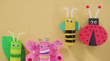 Çocuk kâğıtları. Boş tuvalet kağıdı rulolarından ve inşaat kağıdından kağıt hataları yapmak.