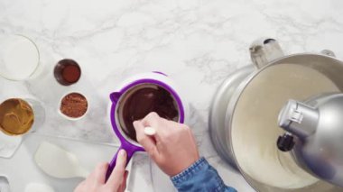 Ev yapımı çikolatalı dondurma yapıyorum..