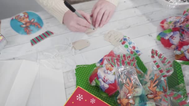 Verpakking Van Zelfgemaakte Fudge Koekjes Een Kerst Geschenkdoos — Stockvideo