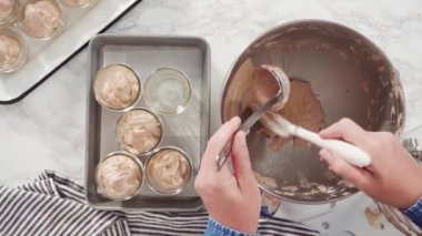 Ev yapımı çikolatalı dondurma yapıyorum..