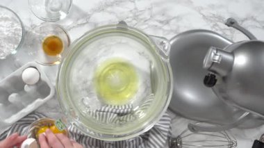 Mutfakta tek boynuzlu at kurabiyeleri yapıyor.
