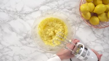 Limonlu kek yapmak, malzemeleri karıştırmak. 