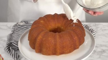 Ev yapımı, çikolatalı tatlı pasta. 