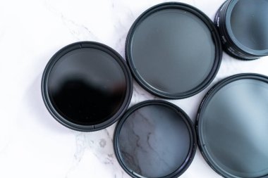 Beyaz bir masada kutuplaşmış ve nötr yoğunluk filtreleri.