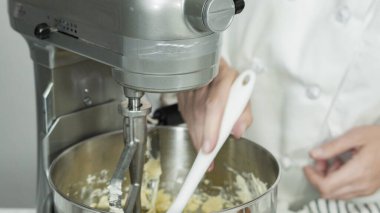 Adım adım. Şekerli kurabiye pişirmek için mutfak mikserinin malzemelerini karıştırıyorum..