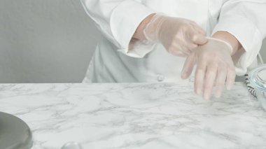 Adım adım. Kırmızı, beyaz ve mavi fırıldak şekerli kurabiyeler pişirmek için kurabiye hamuruna gıda boyası karıştırıyorum..