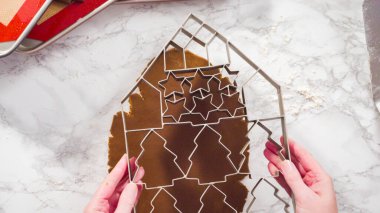 Düz yatıyordu. Adım adım. Zencefilli kurabiye hamurundan Noel kurabiyeleriyle şekiller kesiyorum..