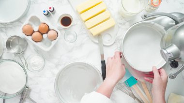 Adım adım. Düz yatıyordu. Üç katlı vanilyalı kek pişirmek için tereyağlı kek tavaları yağlamak..