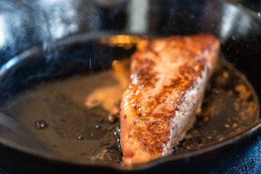 Elektrikli fırının üstünde kızgın demir tavayla New York bifteği kızartıyorum..