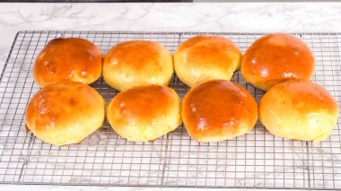 Adım adım. Mutfak rafında taze pişmiş çörekler serinliyor..