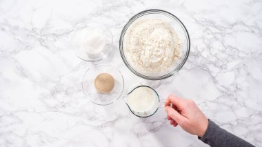 Düz yatıyordu. Adım adım. Mutfak masasında çörek pişirmek için gerekli malzemeler..