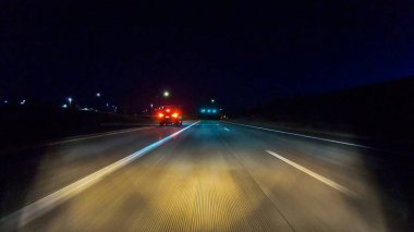 Gece Amerika 'nın banliyölerinde tipik asfalt yollarda araba sürmek.