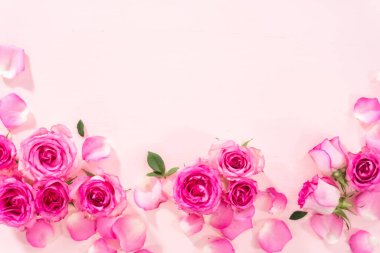 Düz yatıyordu. Pembe güller ve pembe arka planda gül yaprakları.